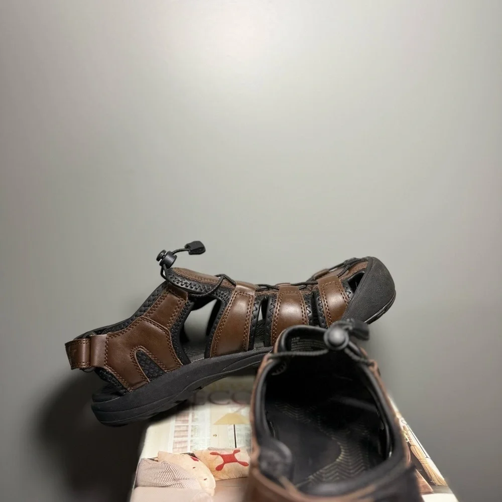 Khombu Size 11 Brown and Black Sandals